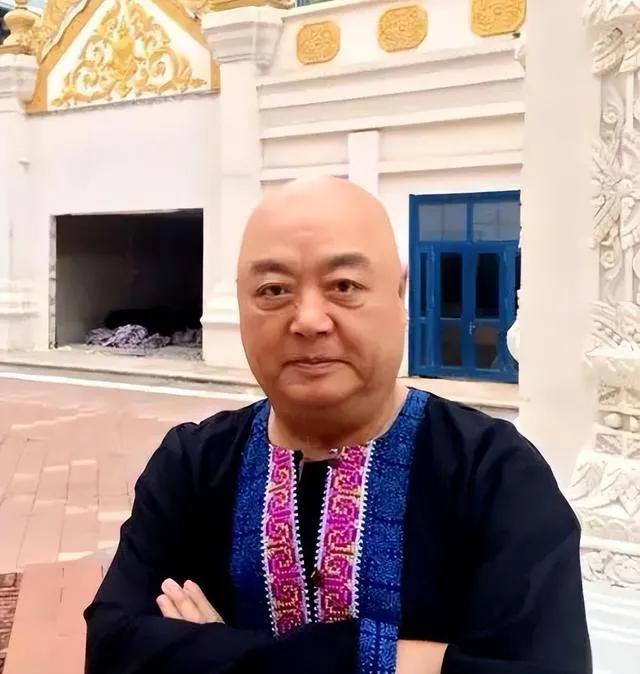 毛永明。
看到这个秃老头，我不会有任何联想，一介芸芸众生，可说到“毛永明”这个名