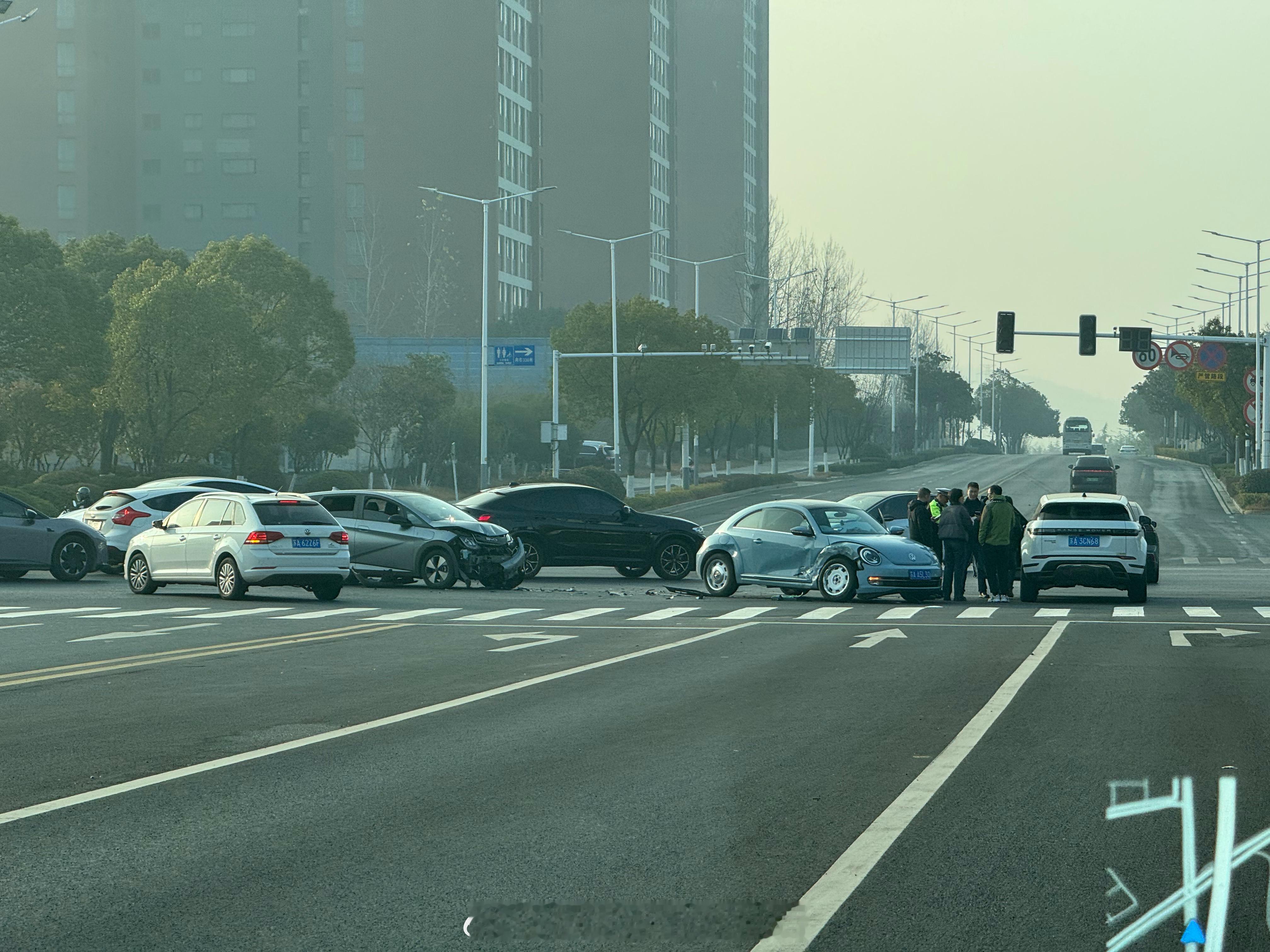 红绿灯一罢工，路上就乱成了一锅粥