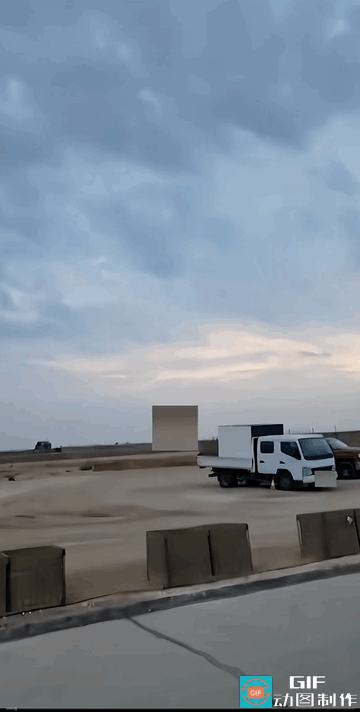 一架伊朗无人机出现在美军基地上空

基地里的美国士兵用c-ram防空系统把它成功