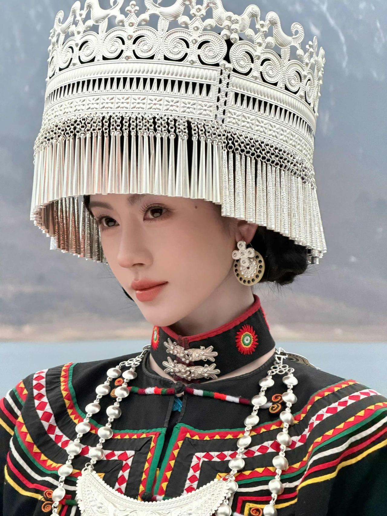 鞠婧祎、赵丽颖、杨超越的少数民族装扮，美美嘟！