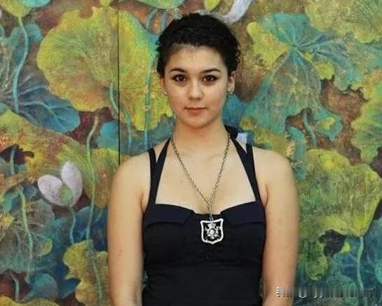 演员张铁林，大学时追过班花沈丹萍，拍戏时撩过美女龚雪，留学英国时娶了个波兰媳妇，