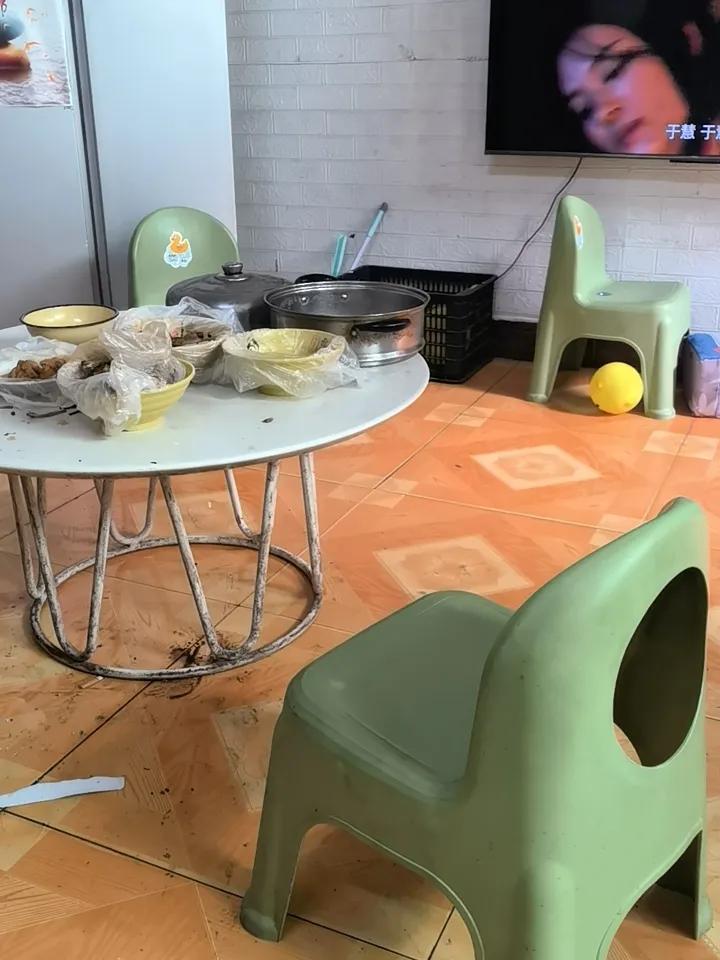 昨晚差点跟对门干起来。
就刚才，抽完一根烟，又觉得不说心里一肚子火！

事情是这