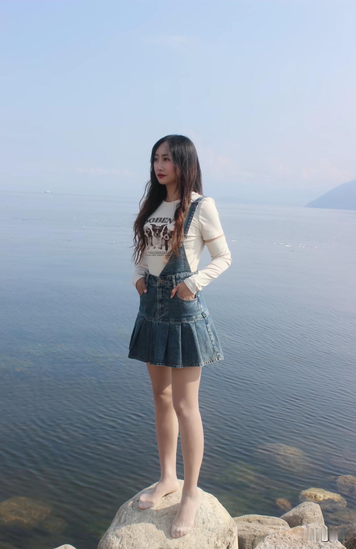 在海边邂逅一位穿牛仔裙的少女，那画面简直美炸。阳光洒在她身上，牛仔裙随风飘逸，每