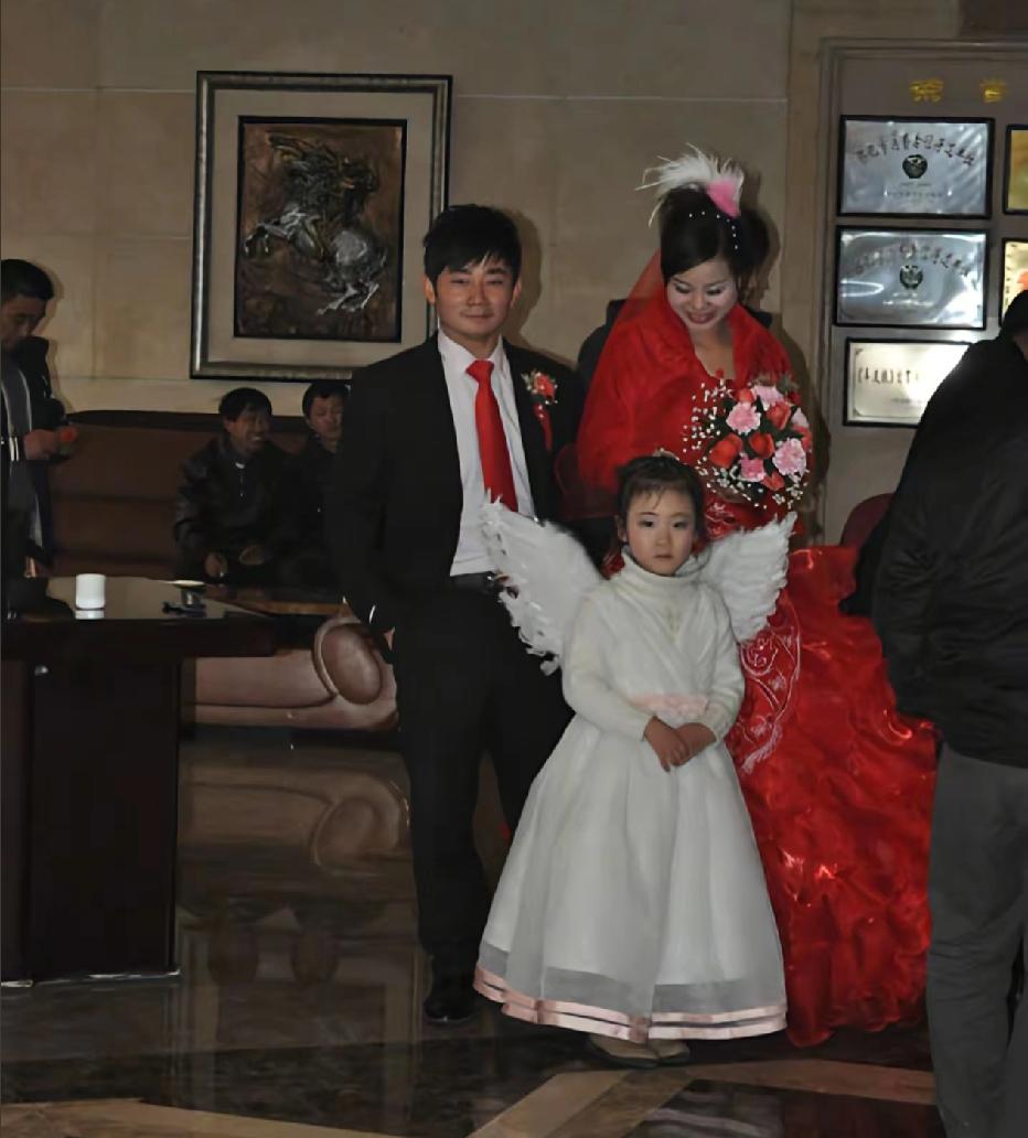 张雪的一生简直就是励志和幸运结合体

励志：张雪的父母在他幼时离异，跟着奶奶相依