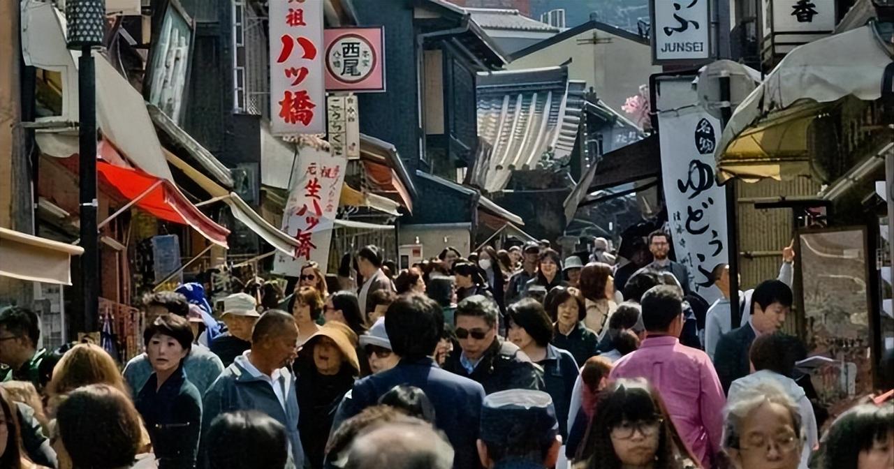有一个日本人质问，说中国人既然讨厌日本，干嘛还要去日本旅游呢？
 
有个中国人回