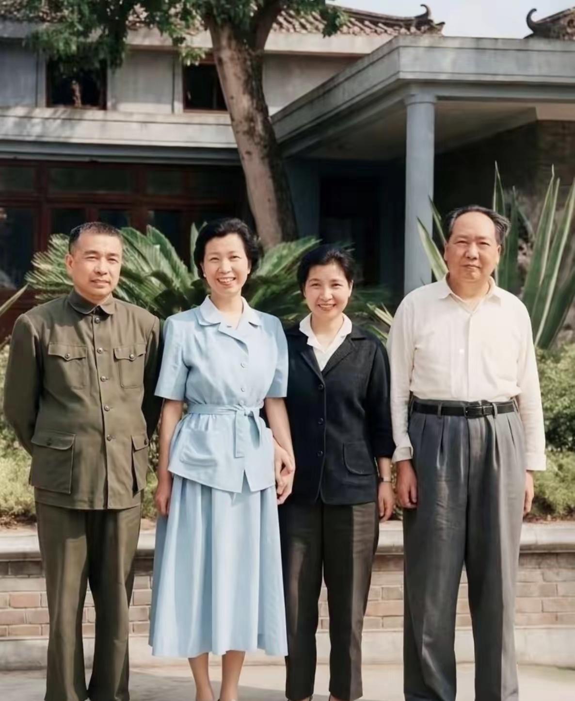 1960年，小院一隅，快门轻响，定格下两家革命者的笑颜。从井冈山的星火到延安的窑