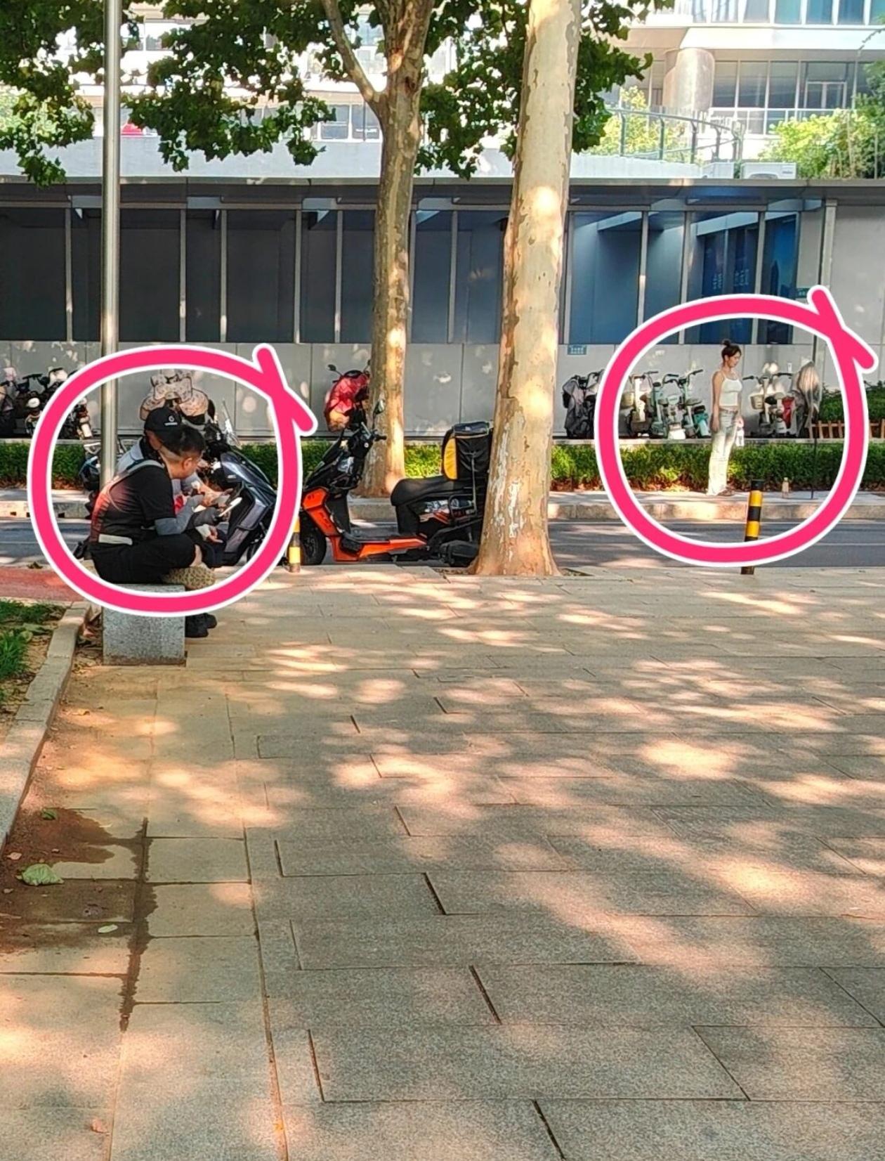 在同一个街角，都是是年轻的面孔，却是有两种截然不同的生活选择。
一边是外卖小哥，