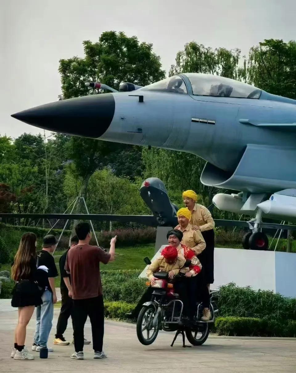 网红豪哥哥来到了成飞公园，所以我给他们写了一段歌词。成飞的飞机，成飞的飞机，成飞
