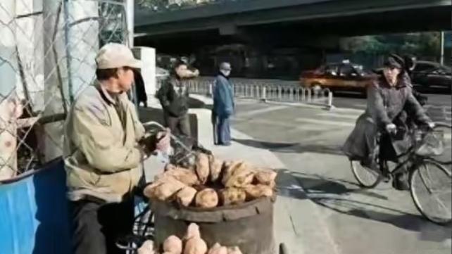 《央视大楼，被俗称“大裤衩”，多年以后，央视大楼的洋人设计师“库哈斯”在国外媒体