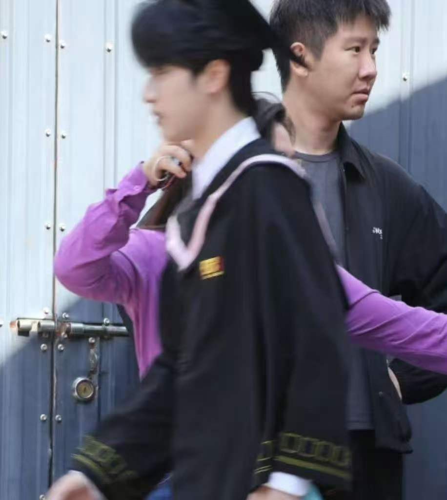 严浩翔没有拍毕业照 严浩翔没拍上毕业合照 严浩翔因为现场混乱没有拍上大合照 