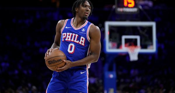 费城 76 人后卫泰瑞斯·马克西本季前 14 场场均轰下 32.5 分、7.8 