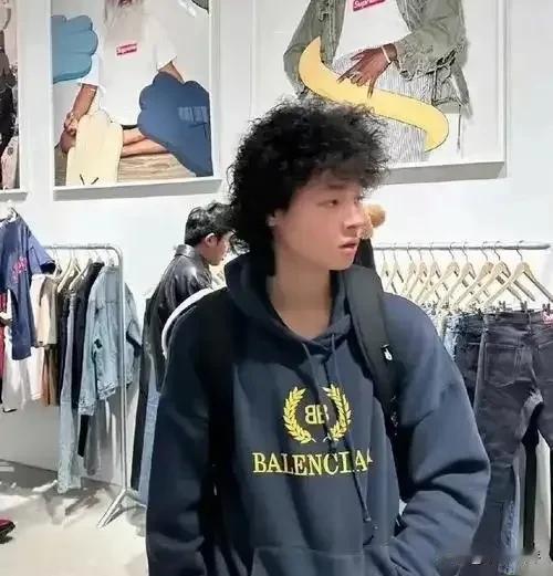 你觉得马景涛的儿子可以进娱乐圈吗？近日，吴佳尼在直播中坦言小儿子怀揣