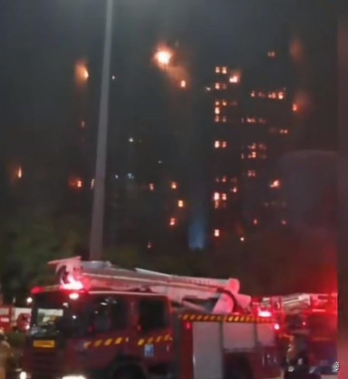 香港大浦火灾，整个小区一栋楼失火，引燃整个小区三十层高的七八栋楼全部被烧毁。感觉