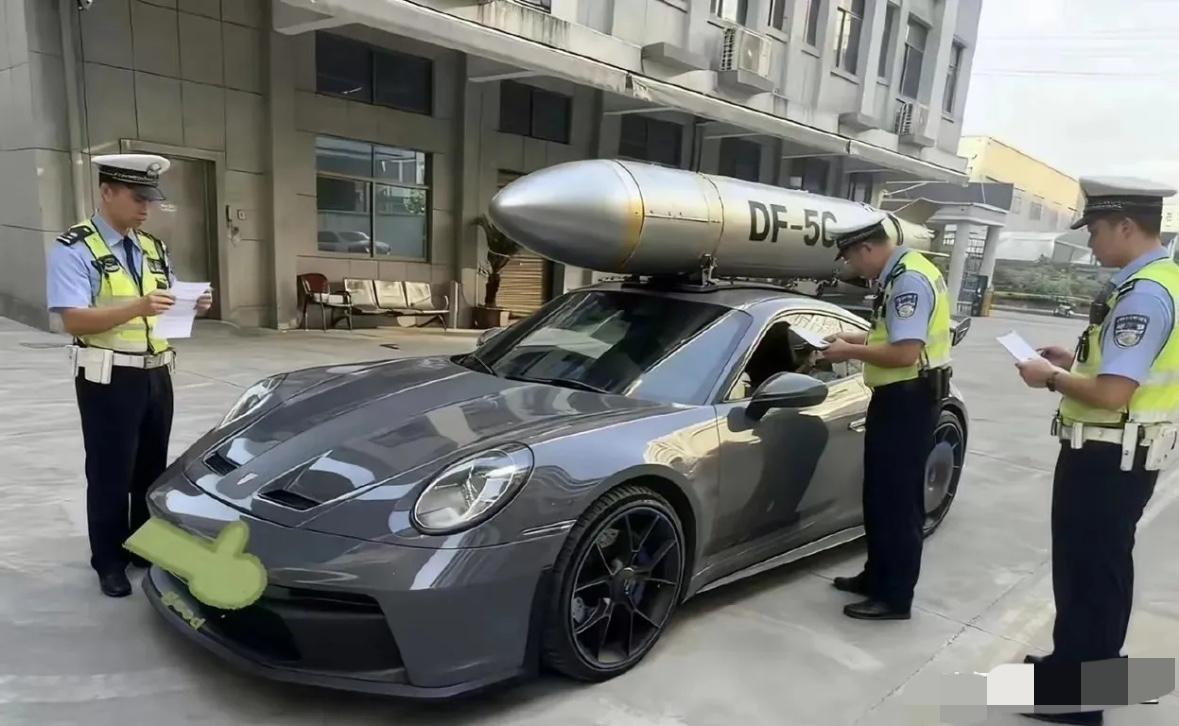 中日关系剑拔弩张，随时都有擦枪走火的可能。一名男子制作了一枚东风导弹模型装在自己