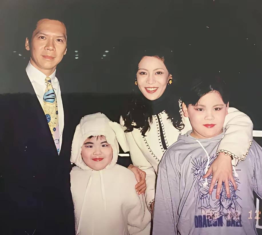 向华强一家四口古早合影，向佐小时候，向太把他养的，白白胖胖的，太可爱啦，哈哈。向