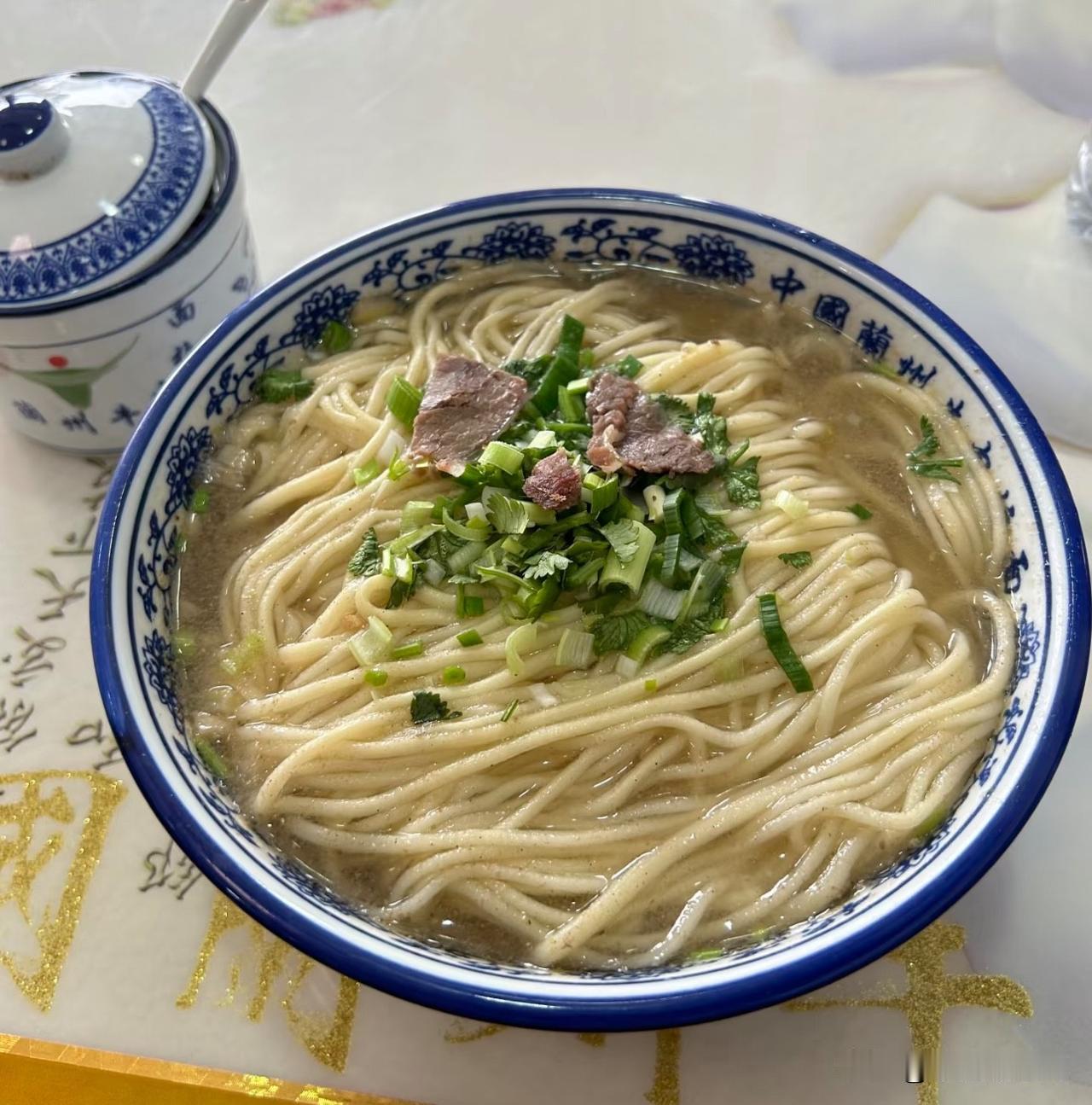 我前两天发了个吐槽兰州牛肉拉面的视频，我想表达里面的牛肉太少了，简直是牛肉沫，而