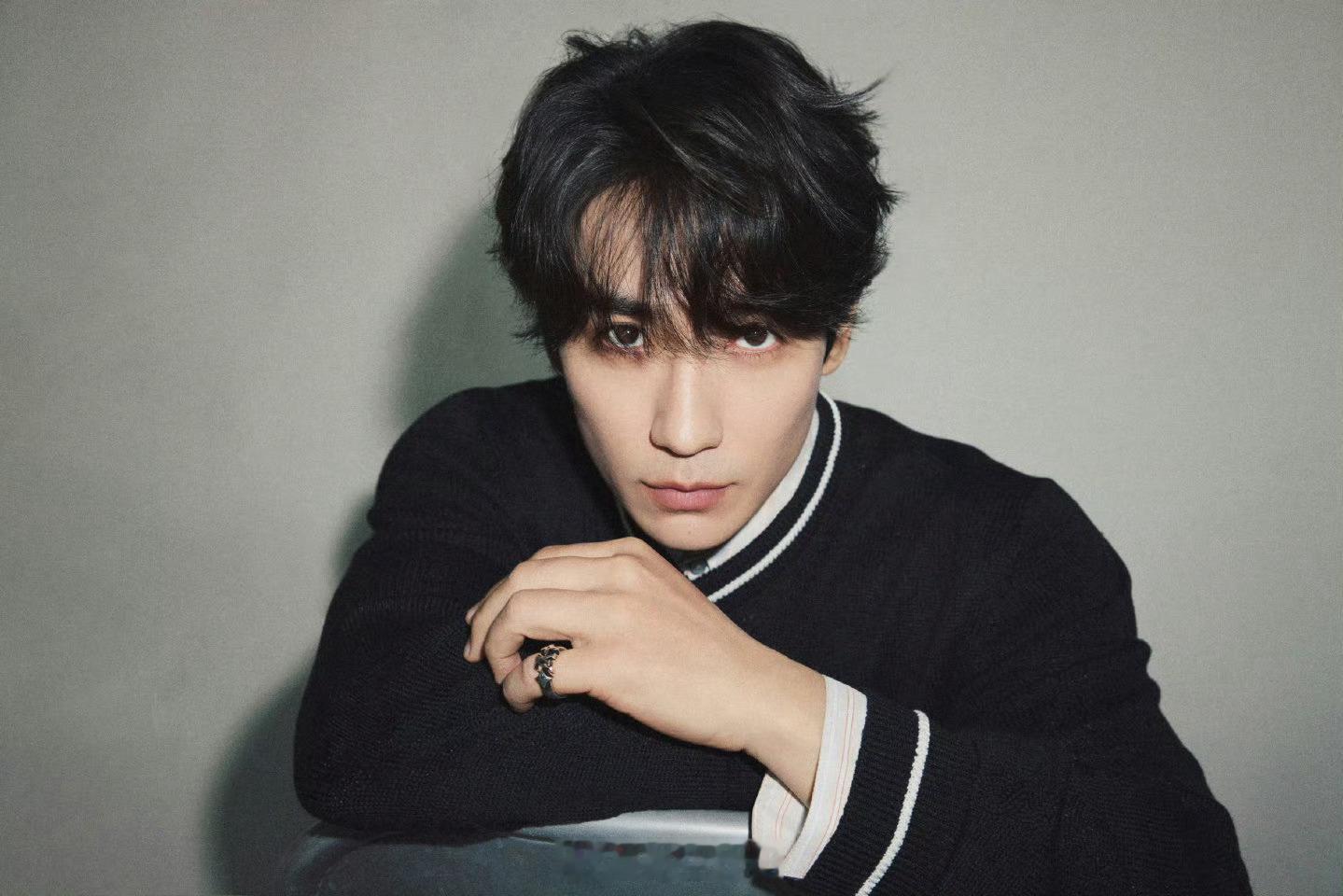 朱一龙这个小卷毛妆造平添了一分乖巧啊，之前一直走大叔风格的他，偶遇换换口味也是可