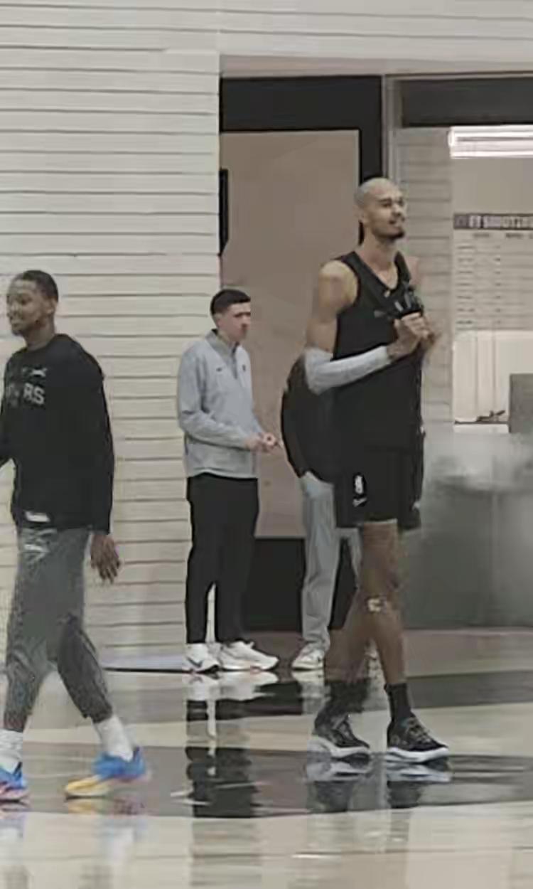 明天马刺客场挑战火箭
火箭主场，以逸待劳
马刺背靠背，舟车劳顿

基本没有看过火