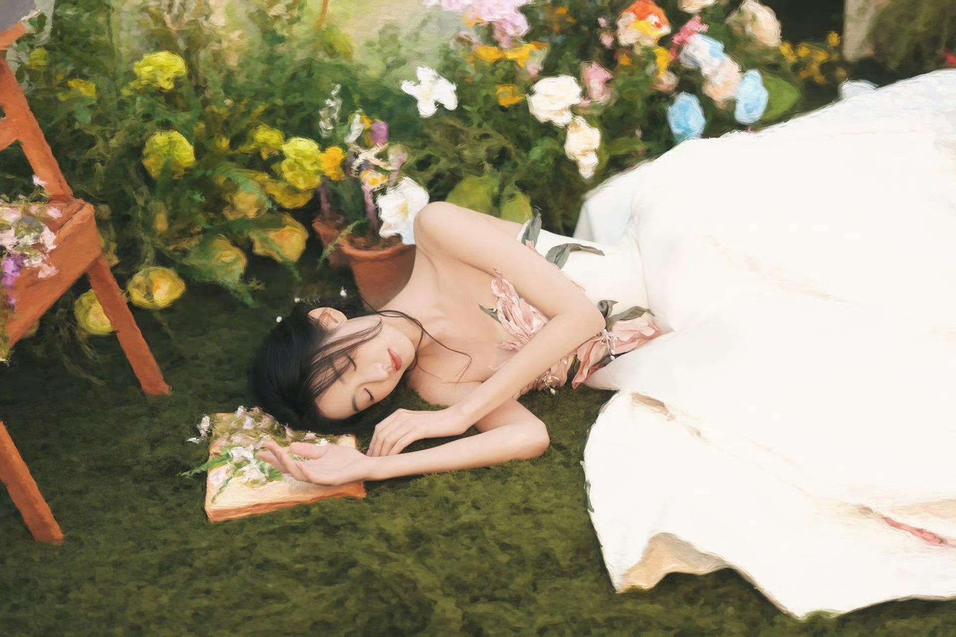 把百合穿在身上也太会了吧！杨雨潼金鸡首秀礼服选得绝，仙气直接拉满。角色立得住，还