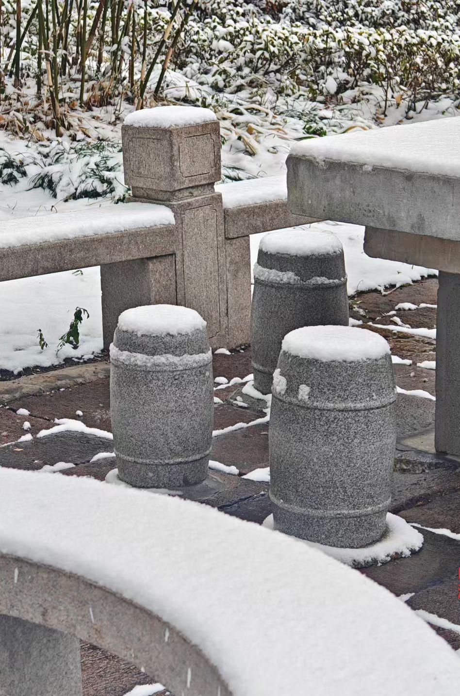 咱们常说“养儿防老”，可真等年纪大了，反而容易陷入“帮儿累老”的困境。身边不少老