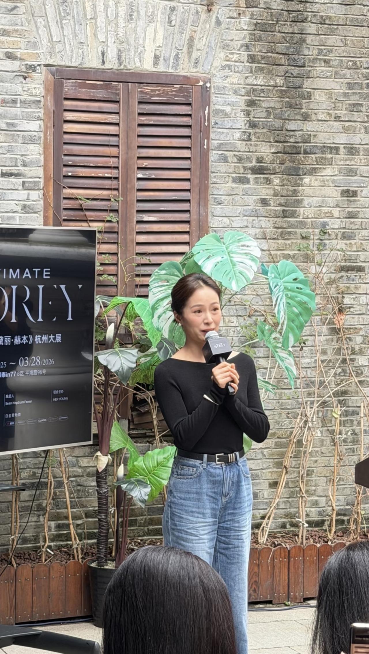 近日，有位网友在杭州偶遇江一燕，她在西湖边上演讲时的画面。

江一燕说起话来，很