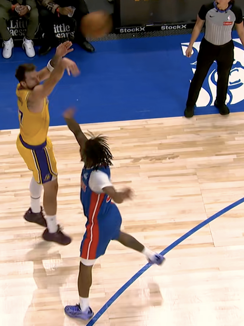 东契奇又造了一个三分球犯规，今天第二次了 3罚2中！湖人vs活塞