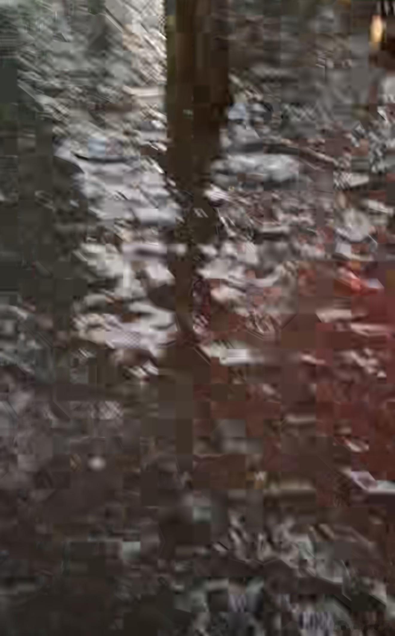 西安暴雨今天下午下班时间西安突然来了暴雨，路上的积水挺深。 