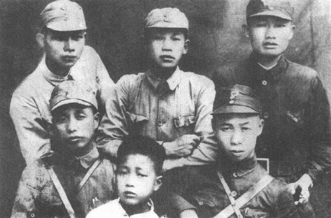 1941年10月，新四军十六旅四十六团领导干部在江苏溧阳塘马村合影。一排左一为王