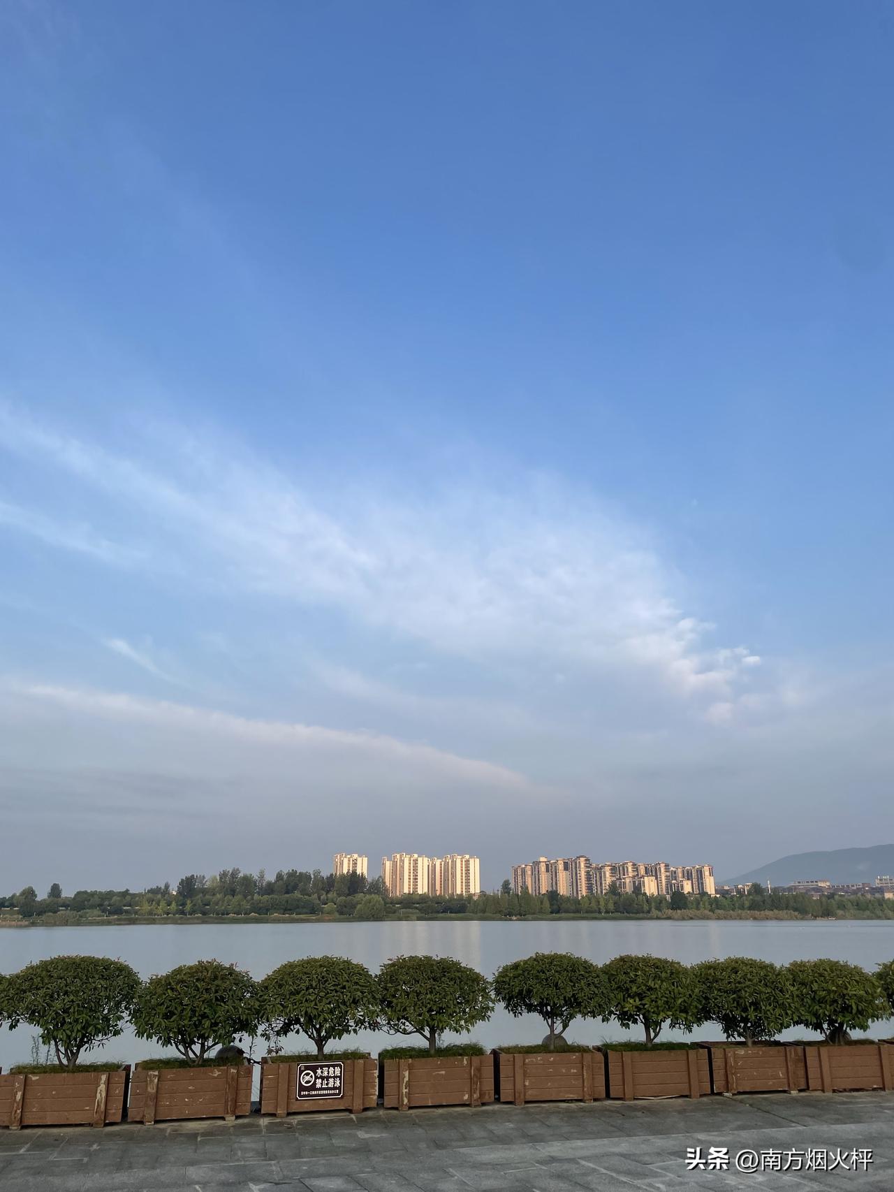 这是我们这的汉江湿地公园，看看，生态环境非常好，市民们锻炼身体的好去处。
