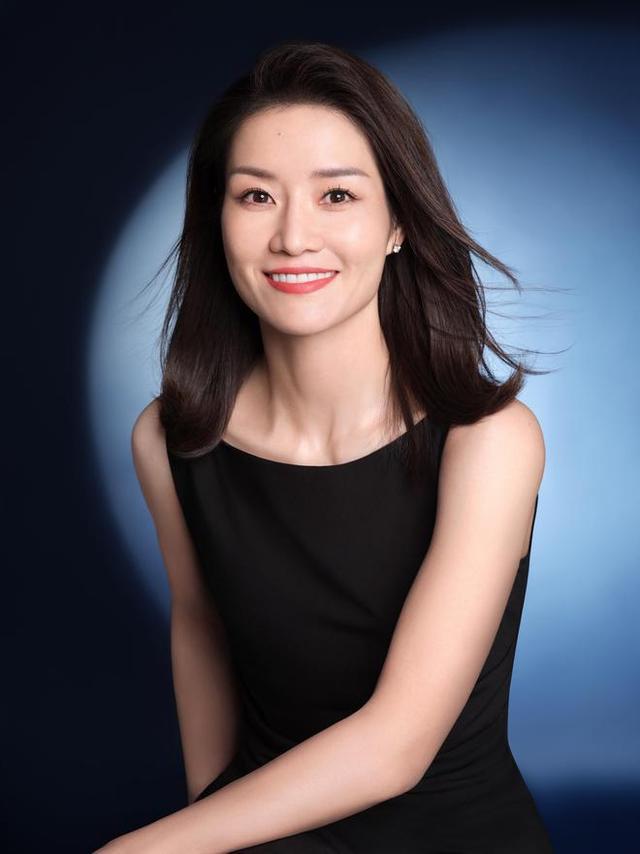 李娜退役后惊喜复出，担任香港赛事总监，展现高情商。面对郑钦文表现的争议，她力挺老