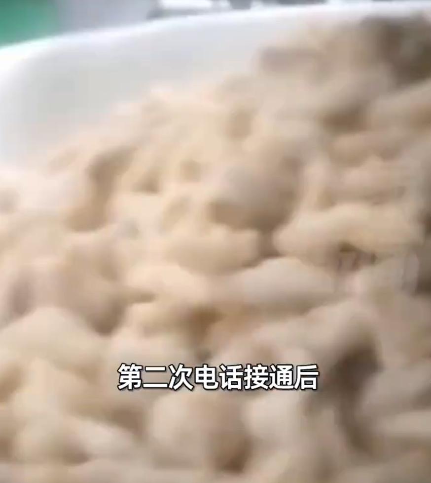 最讽刺的一幕来了！315晚会曝光黑心鸡爪，涉事公司的股东们，居然也在电视机前同步