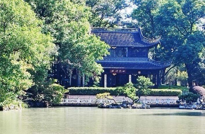 登楼极目远眺，向南看有春波桥、大虹桥，向北看有长春桥，向西看有玉版桥、莲花桥，可