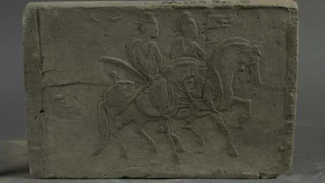 马年看马古砖绘骏 敦煌佛爷庙墓群出土的唐代双人双马商旅砖，定格了千年前丝路上的行