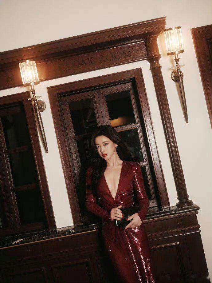 朱珠身着酒红深V长裙朱珠女王发言