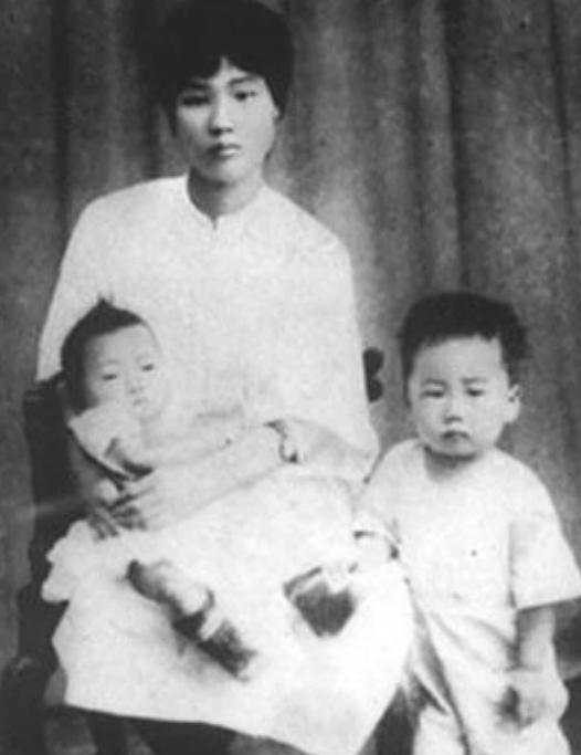 毛岸英直呼朱德为“同志”，毛主席当场纠正，教导儿子如何尊重长辈的称呼！
1949