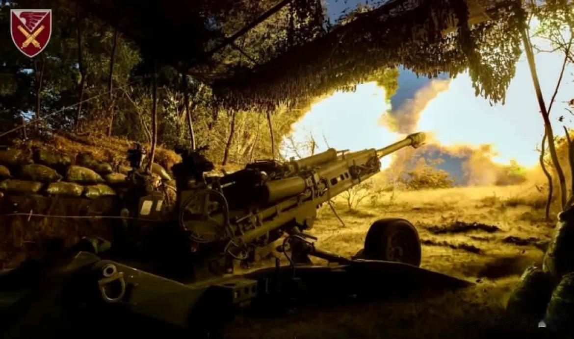 乌克兰将美国提供的 M777 装备于第 148 炮兵旅，从乌南部的阵地昼夜不停地