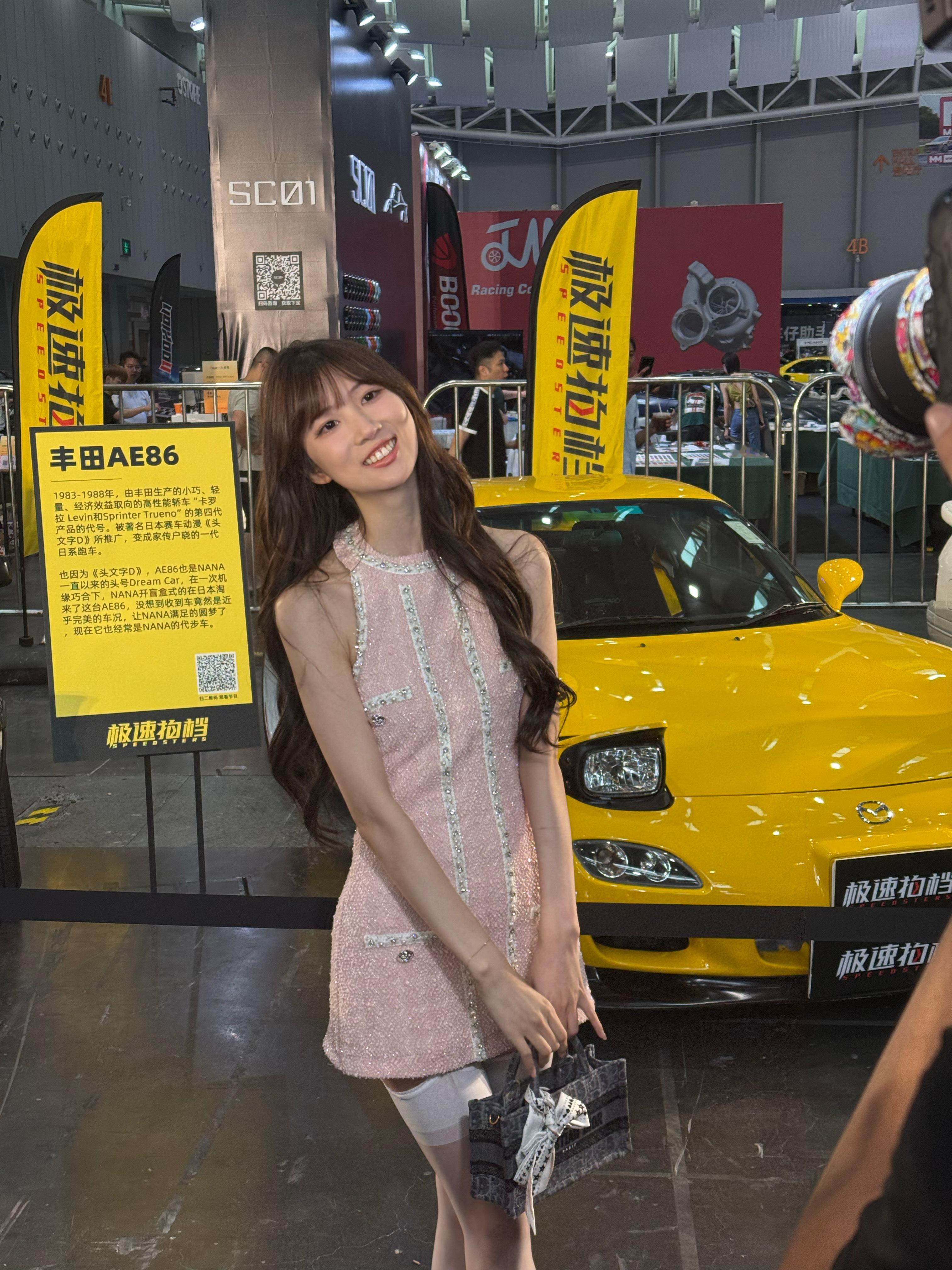 佛山 APA 极速拍档展台，来了一位很喜欢 JDM 的女生疯狂跟车合影，也引来了