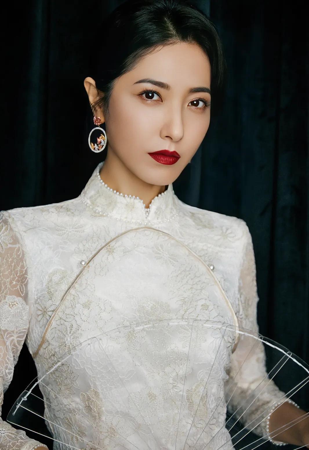 曾黎的家庭成员主要包括以下几位：

一、母亲

曾黎的母亲叫沈克珍，是一名会计出