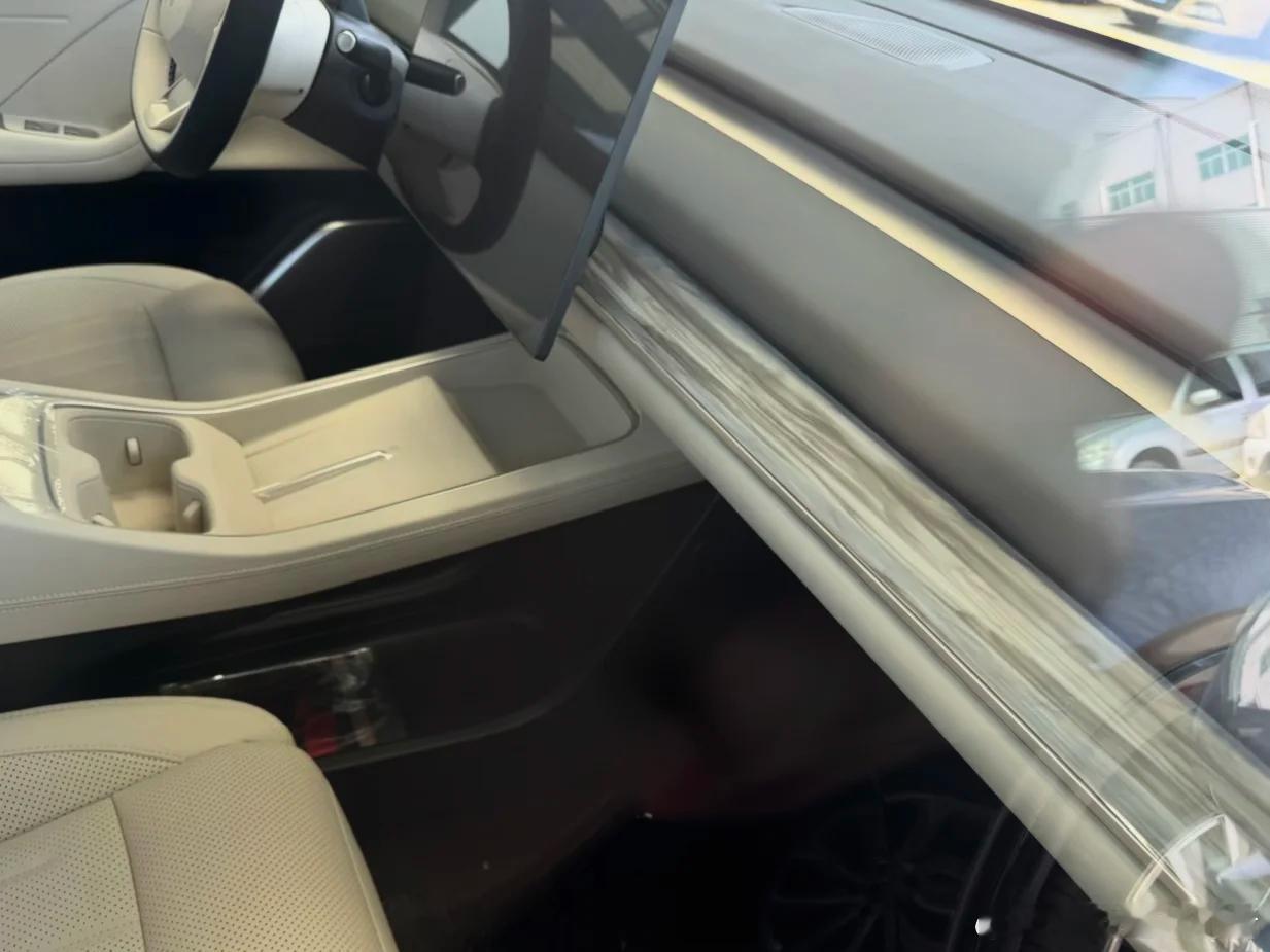 乐道 L60 的改款车型内饰曝光了前排的木纹饰板有变化，新增二排小桌板，还有一些