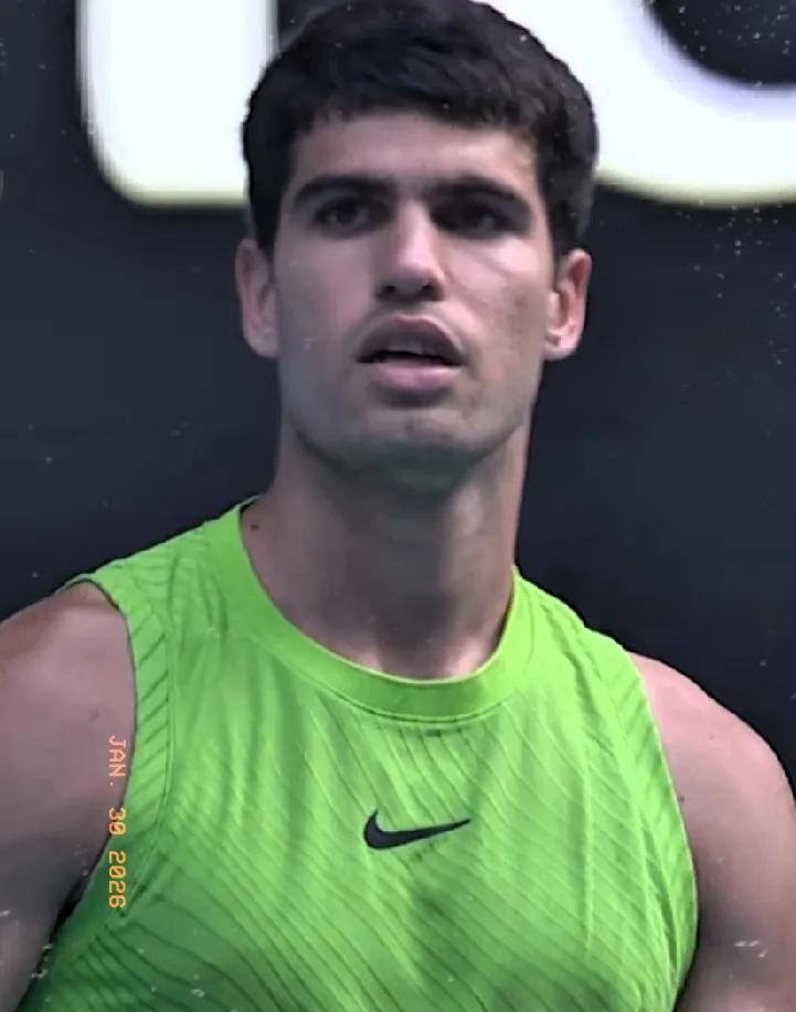 二盘领先在手，第三盘抢七阿卡打得有些轻松，被破2个迷你发球，兹韦列夫6-3拿到盘