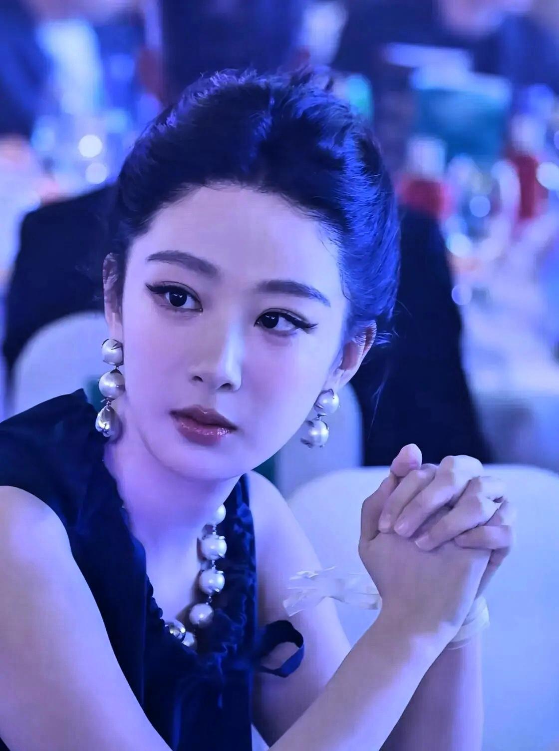 我朋友在上海见到杨紫，
回来说了个大实话，
她说别再叫杨紫大美女了，你是不知道，