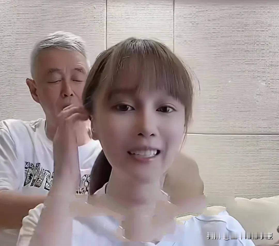 都说女儿是爸爸的小棉袄，确实不错，看赵本山就知道了，女儿球球都结婚生子了他还给女