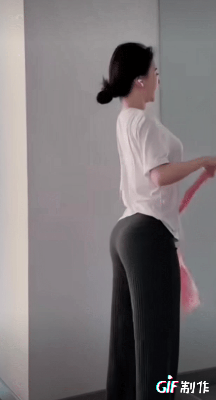 对着镜子
比较有感觉