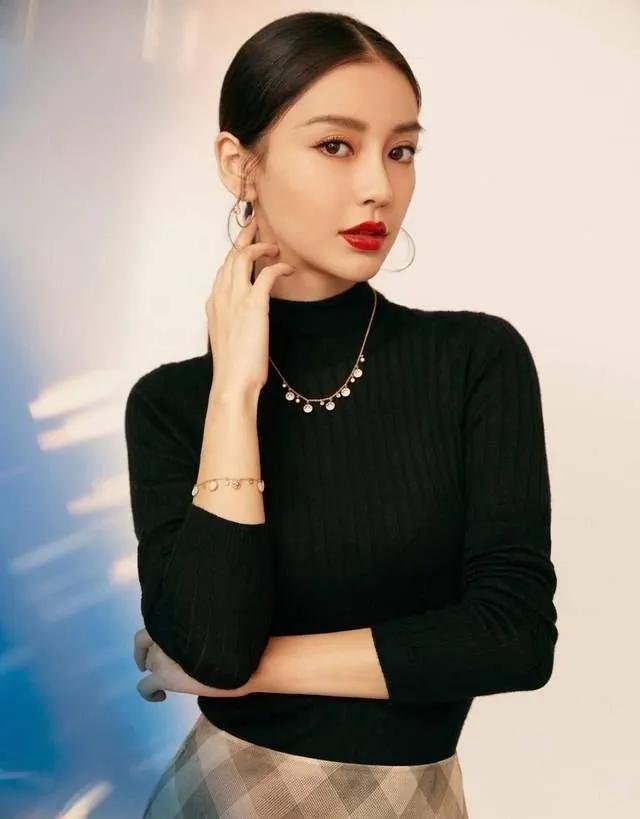 杨颖离婚后久违亮相，当回车模又美又飒，离婚后的状态真是越来越好了。