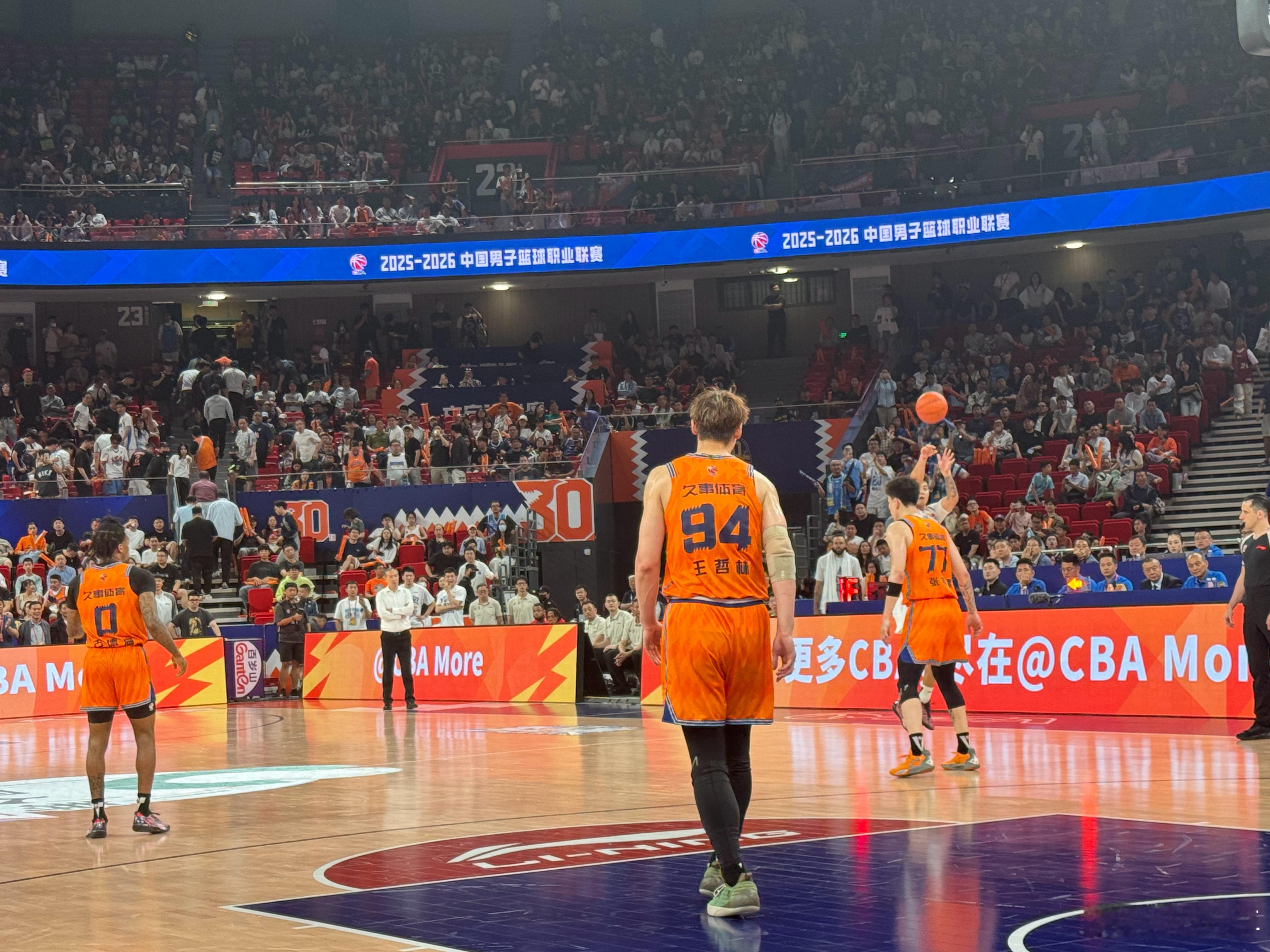 北京首钢在下半场有连续不断的跳投打崩了上海，首钢今天百回合133.7分，中距离命