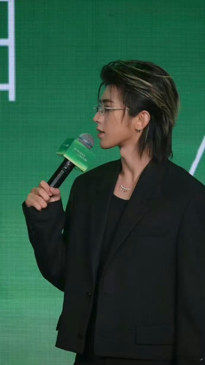 蔡徐坤被粉丝冲上台强抱私生不是粉丝，真正粉丝对他都是礼貌和友好交流 