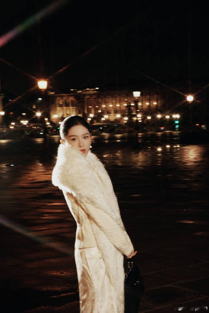 周也 内娱免检大光明 大光明造型完美展现周也的头部优势，饱满额头 + 流畅发际线