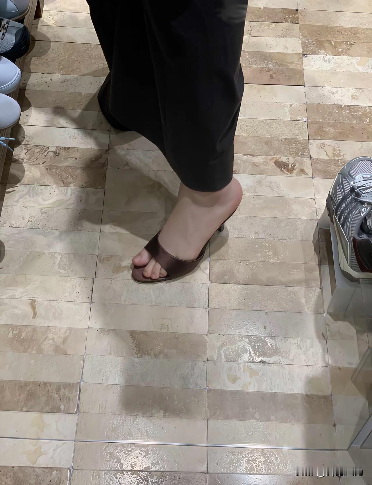 夏天拖鞋的魅力，真的是越看越上头！

像图里的缎面穆勒拖、人字拖，往脚上一套，瞬