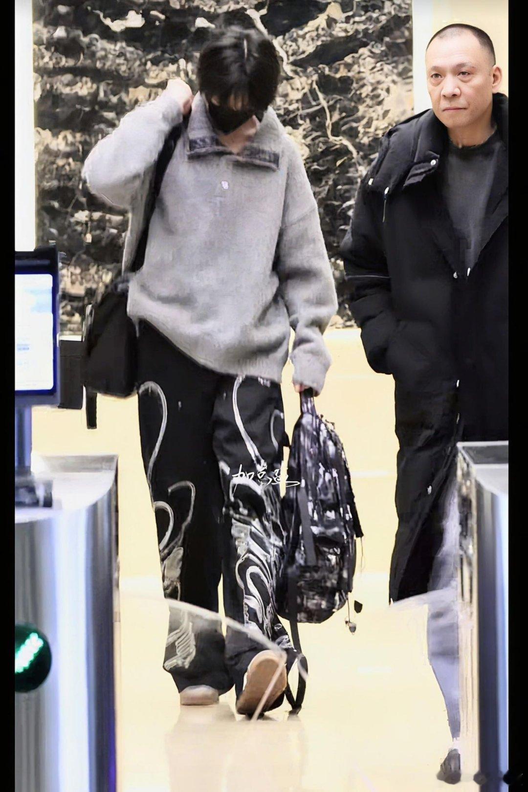 王橹杰时代峰峻耐冻王 是会为了粉丝一直服美役的小杰啊但是小杰粉丝更在意你的身体，