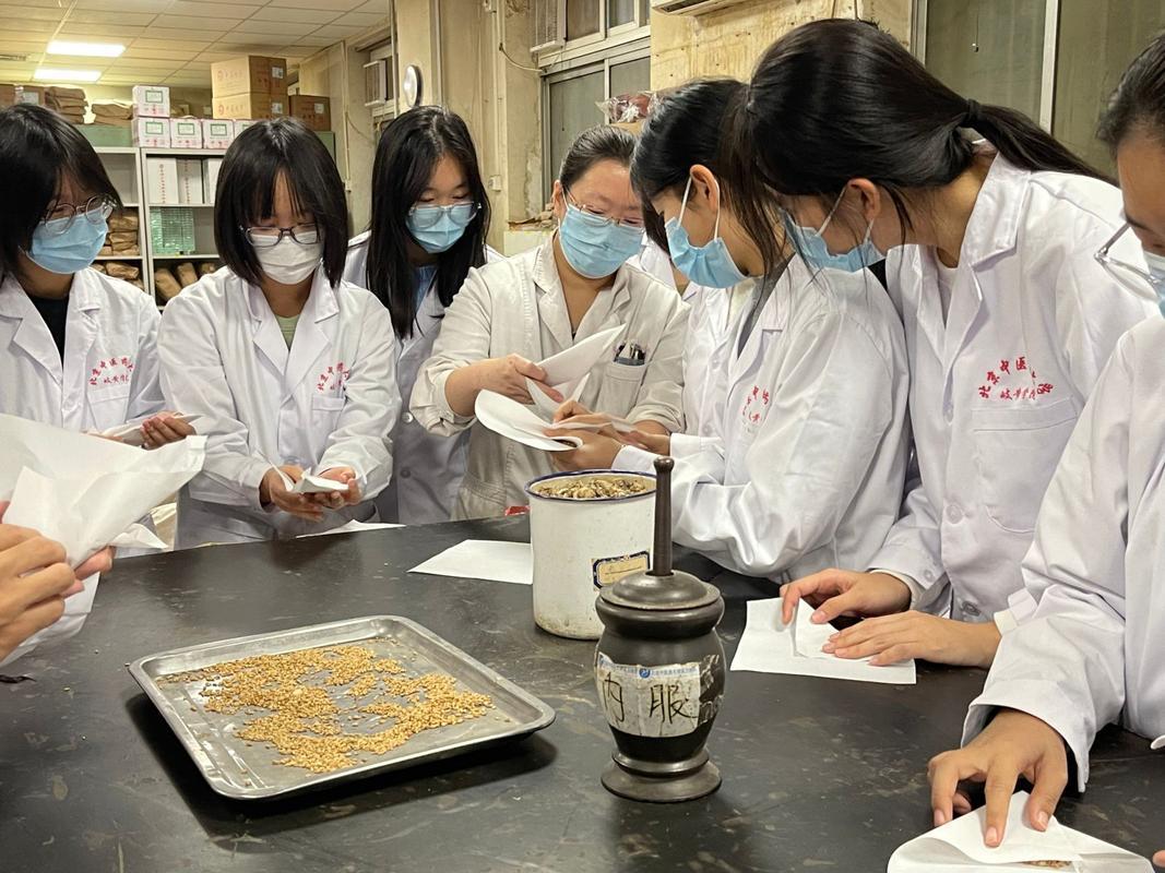 日本没有一所专门的汉方医学院。这句话放在一个汉方药年市场接近两千亿日元的国家里，